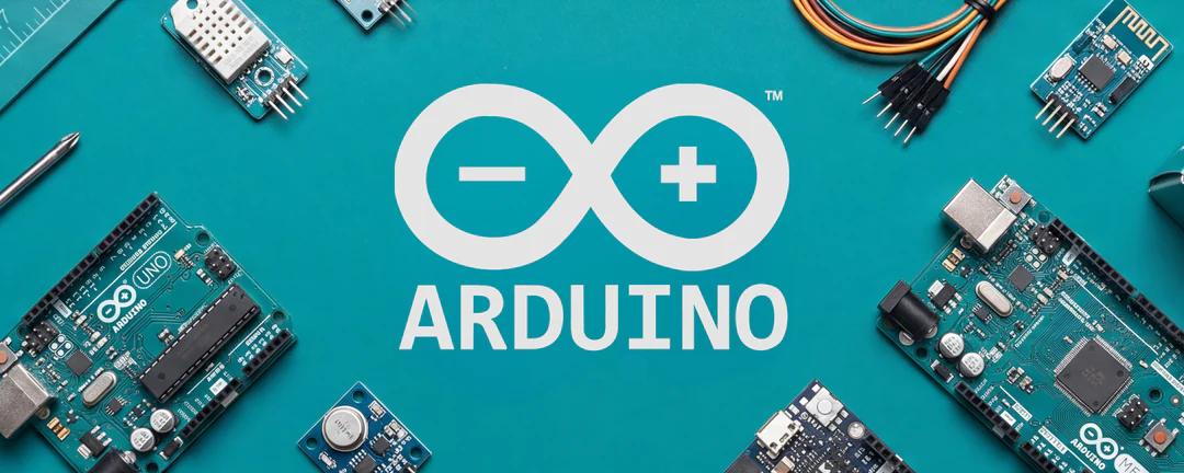 Placas Arduino UNO, Nano y Mega junto a shields y componentes sobre una mesa de trabajo