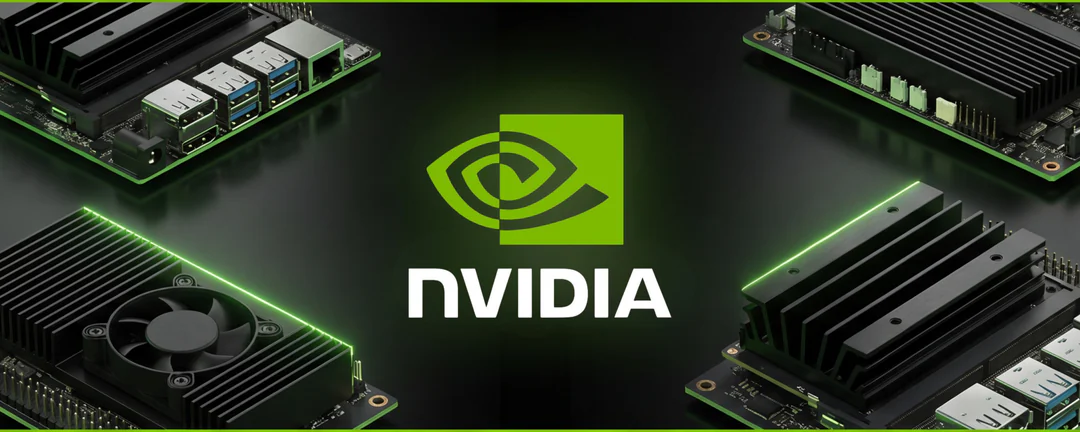 Kit de desarrollo NVIDIA Jetson Orin Nano sobre una mesa de trabajo junto a un módulo de cámara, en un proyecto de robótica